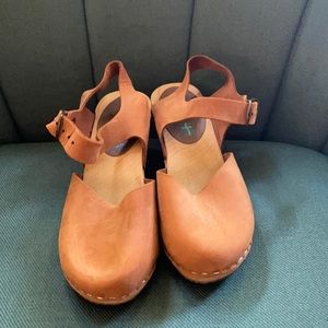 Moheda Camel Leather Clogs
